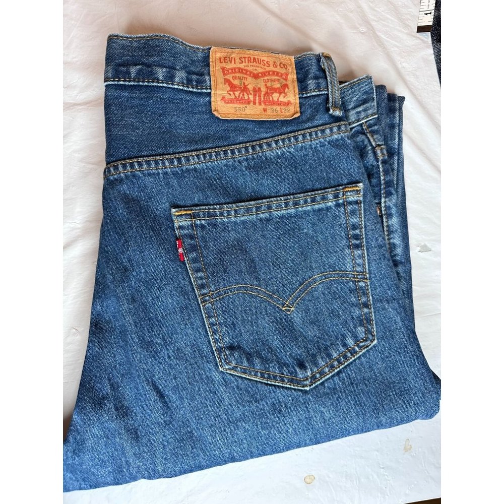 Levis 550 Med Stonewash Loose Fit Jean Straight Leg Size 36/32 Style #4891